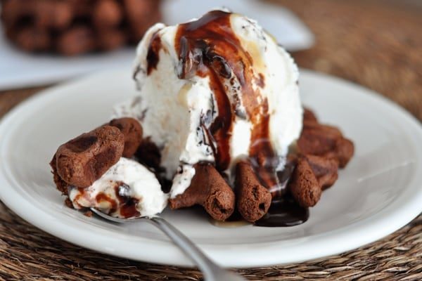 30-Second Chocolate Turtle Cookie Sundaes