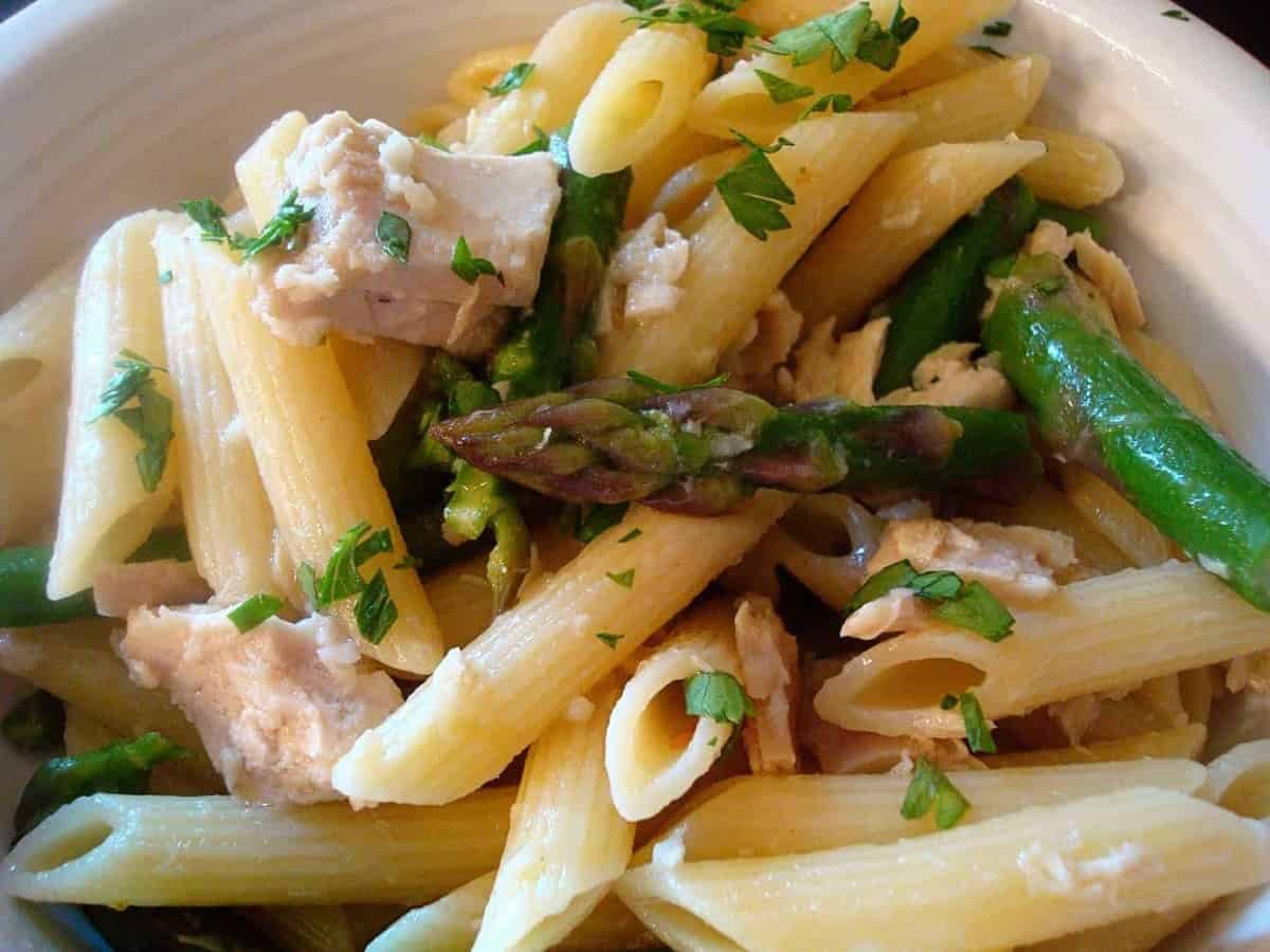 Garlic Tuna Pasta with Asparagus