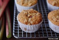 Brown Sugar Rhubarb Crumble Muffins