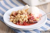 Sweet and Tangy Strawberry Rhubarb Crumble