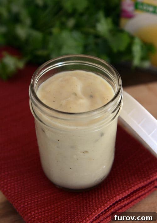 Ev Yapımı Konsantre Kremalı Tavuk Çorbası ve Tariflerde Kullanımı 2 A glass mason jar full of homemade cream of chicken soup.