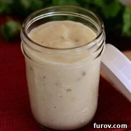 Ev Yapımı Konsantre Kremalı Tavuk Çorbası ve Tariflerde Kullanımı 4 A homemade condensed cream of chicken soup in a mason jar.