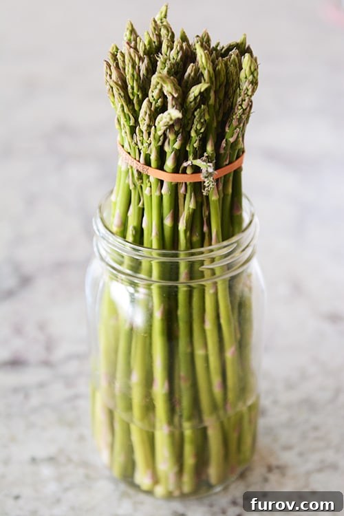 Long-Lasting Asparagus: Simple Storage Secrets 4 A mason jar with a bunch of asparagus and a few inches of water.