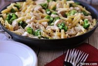 Creamy Lemon Chicken and Broccoli Skillet Pasta