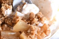 Classic Homemade Apple Crisp with Cinnamon Streusel